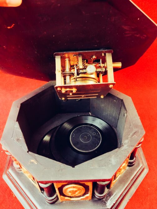 2.ANTIQUE VINTAGE GRAMOPHONE - Image 3
